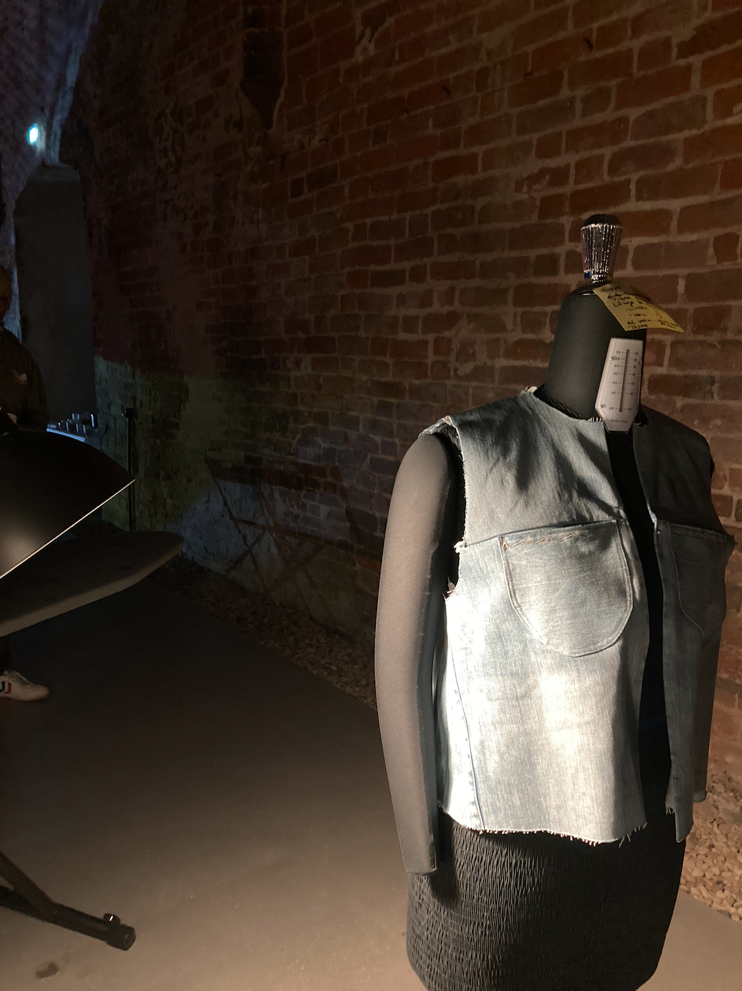 Upcycling und Nähperformance Schneiderpuppe mit Upcyclingweste steht in der Johanniskirche in Brandenburg an der Havel