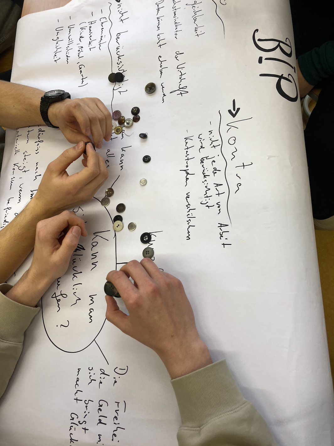 Während des Workshops Das System Mode setzten sich Schüler mit der Kreislaufwirtschaft auseinander Nachhaltig Wirtschaften