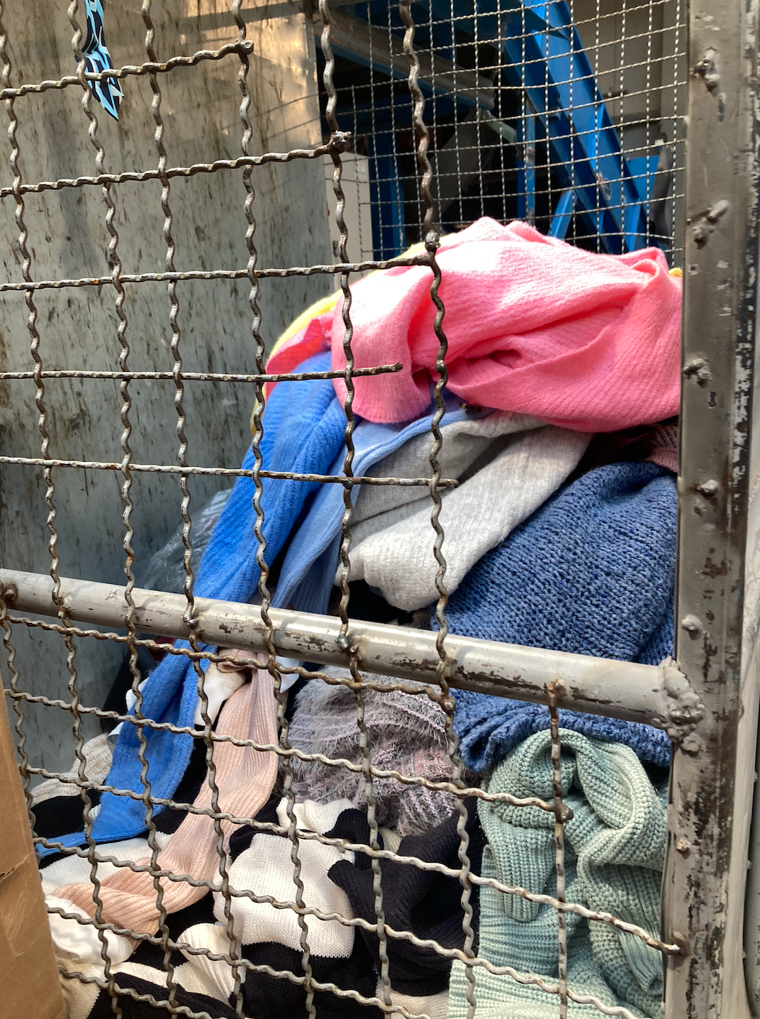 aussortiert und weg, wohin gehen unsere Altkleider Textilsortierung