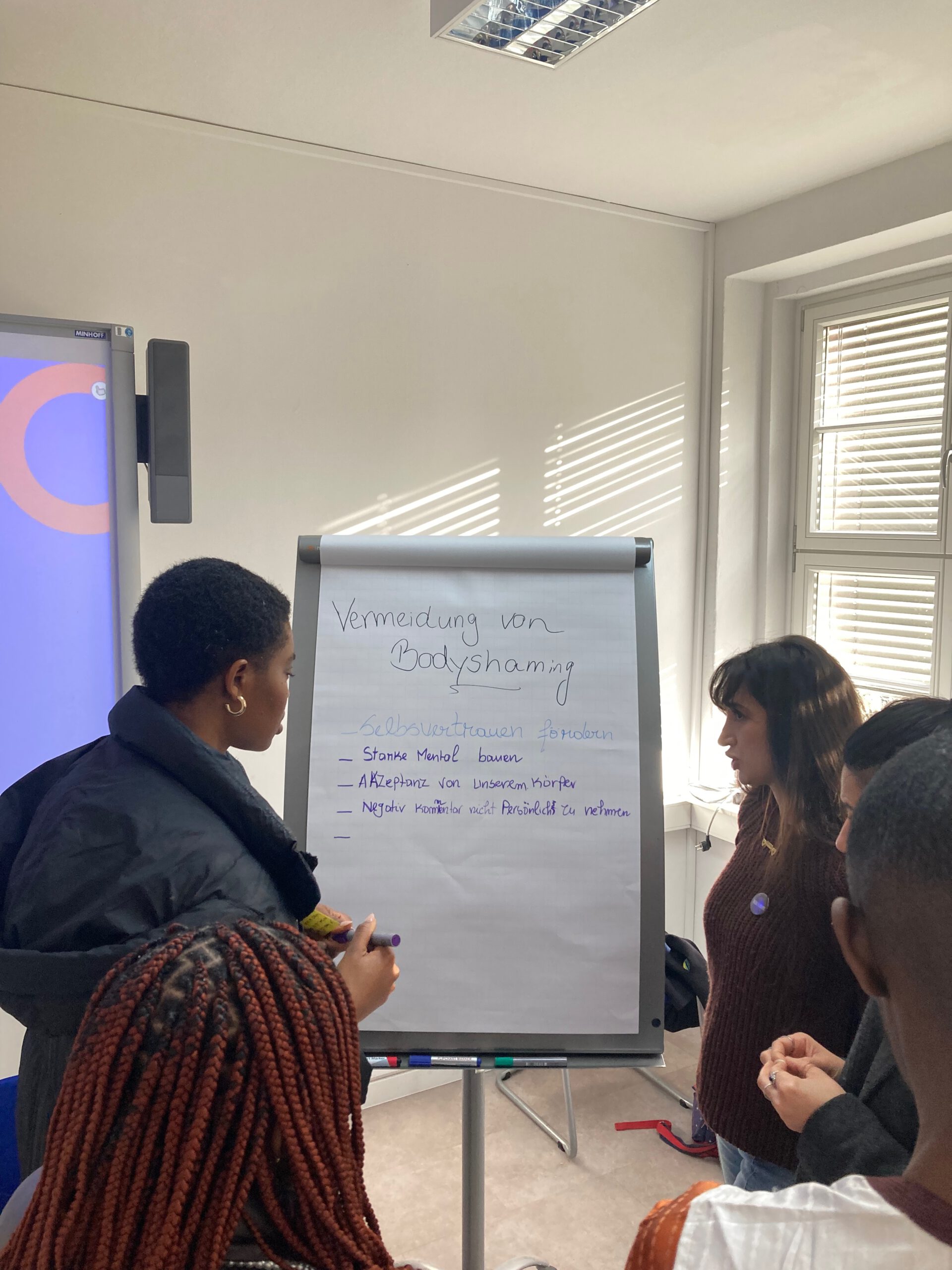 Workshopteilnehmende am Plipchart Workshop Mode, Macht und Identität