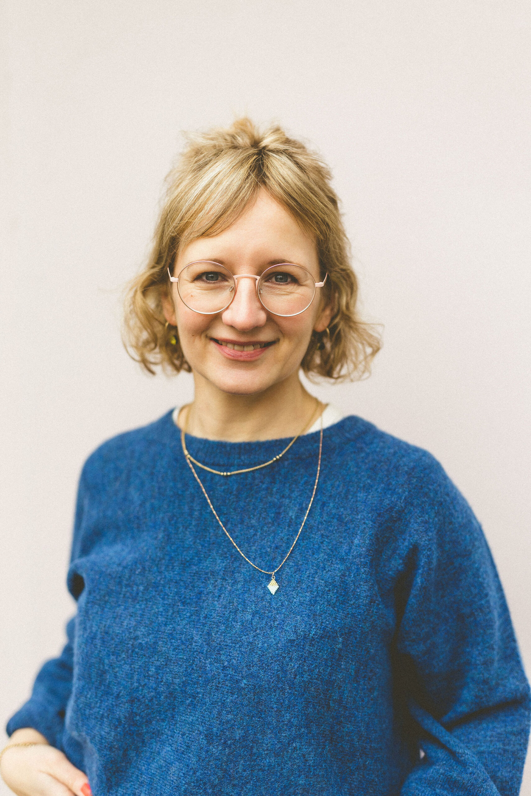 Kathleen Tischer bei der Arbeit Kathleen Tischer steht draußen und lächelt freundlich in die Kamera.